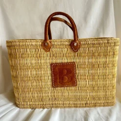 Reed basket with leather letter