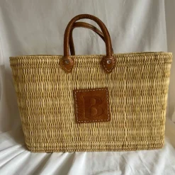 Reed basket with leather letter
